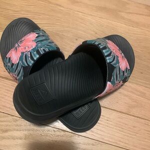Reef sandals size 5